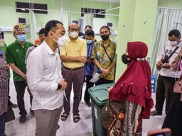 Eri Cahyadi Jenguk Korban Kenjeran Park Ambrol