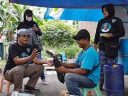 Kowarteg Ganjar Bagi-bagi Sembako dan Makanan Jadi