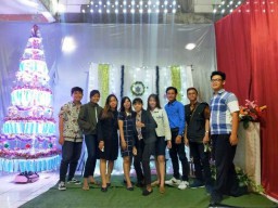 300 Masker Hiasi Pohon Natal