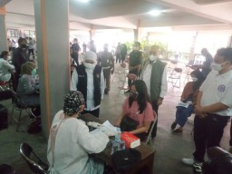 Gubernur Jatim Tidak Target Waktu Vaksinasi Pelajar