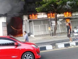 Gudang Kasur di Sukorejo Ludes Terbakar
