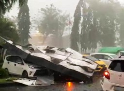 Hujan Angin Sasar Mal Kediri