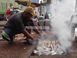Proses Pembuatan Ikan Asap Tepi Sungai Kalimas