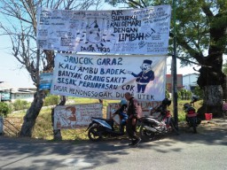 Warga Baujeng Protes Limbah Pabrik Cemari Kali