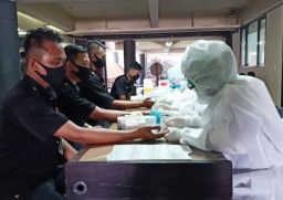 PNS dan Karyawan DPRD Jatim Jalani Rapid Test