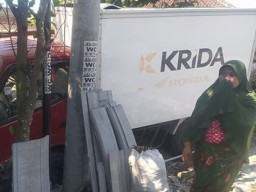 Mobil Box Seruduk Tembok Rumah Warga