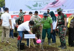 Kementerian BUMN Tanam 300 Pohon di Pasuruan
