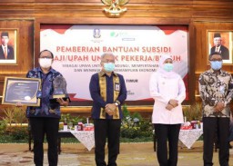 Khofifah Serahkan Piala Paritrana Untuk Pelindo 3