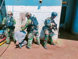Gabungan TNI MSOT Bebaskan Sandera di Selat Madura