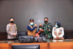 Kodim Lamongan Sumbang Ribuan Masker dan APD
