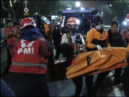 Pemotor Tewas Tabrak Bus Rombongan TNI AL