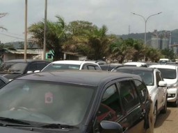 Antrean Kendaraan Wisatawan Menuju Pantai Anyer Mencapai 20 Kilometer