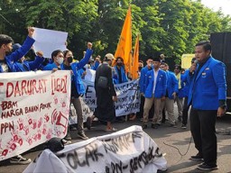 Mahasiswa Bojonegoro Geruduk Kantor DPRD Kecam Kebijakan Pusat