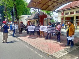 Pendemo Menduga Hakim Perkara Indro Masuk Angin