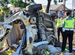 Mobil Ditabrak Kereta Api Jurusan Bangil-Surabaya