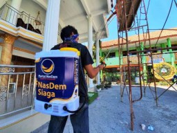 Nasdem Pasuruan Semprot Disinfektan ke Ponpes