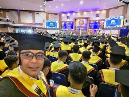 Pengacara Oscarius Yudhi Ari Wijaya Raih Predikat Cumlaude Kajian Ilmu Kepolisian S2 Unair