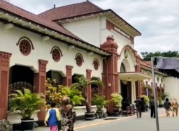 Wali Kota Surabaya Datang ke Pengadilan, Ada apa?