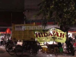 Sempat Usil, Apotek Kimia Farma Parkir Truk di Stand Warung Hidayah