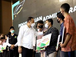 Pemkot Surabaya Bantu Biaya Pendidikan SMA
