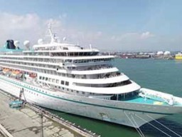 Kapal Pesiar MS. Amera Sandar Perdana di Pelabuhan Tanjung Emas