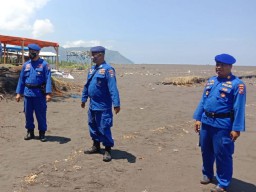 Dit Polairud Polres Jember Evakuasi Korban Banjir Rob