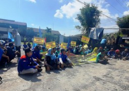 Ratusan Karyawan PT Sarirajut Indah Demo