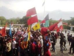 Ratusan Mahasiswa Sulut Duduki Kantor DPRD