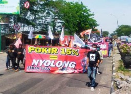 Ratusan Massa Minta Bupati Copot OPD Main Pokir