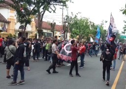 Ratusan PSHT Datangi PN Surabaya
