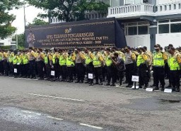 Ribuan Anggota Polisi Amankan TPS di Surabaya