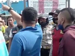 Pemudik Cekcok dengan Petugas Bongkar Muat Kapal