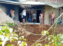 Rumah Warga Nyaris Roboh Akibat Tanah Longsor