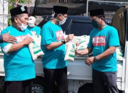 Satgas Covid-19 PKB Pasuruan Bagikan Bantuan