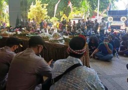 Serikat Buruh Tumpengan di Gedung DPRD Pasuruan