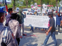 Sidang Tipikor Sahat Tua Disambut Unjuk Rasa