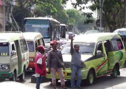 Sopir Angkot Resah Wacana Transportasi Sungai