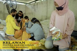 Sugiarto Golkar Bagi-bagi 1200 Paket Sembako