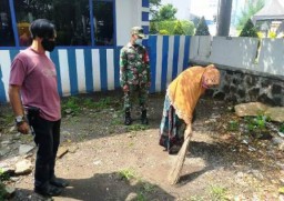 Tak Patuh Protkes Ibu ini Dihukum Nyapu Jalan