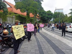 Plt Wali Kota Surabaya Tidak Temui Pendemo YKP