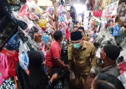 Plt Walikota Pasuruan Bagikan 4000 Hand Sanitizer