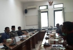 Warga 3 Desa Datangi DPRD Kabupaten Pasuruan