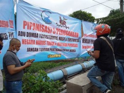 Warga Beji Tolak Pemasangan Pipa Limbah Industri