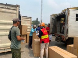 Warga Terdampak Bencana Asap Sampit Dapat Bantuan Masker dan Suplemen Gratis