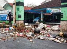 Warga Ngamuk Buang Sampah di Kantor Kecamatan
