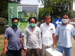 Warga Uji Air Desa Putat Gresik ke Laboratorium