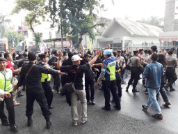 Ribuan Massa Bonek dan PSHT Nyaris Bentrok