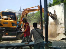 Satpol PP Bongkar Paksa Lapak Jalan Semarang