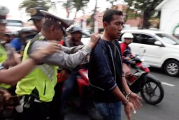 Copet Gubernur Suryo Menyusup Peserta Takjil