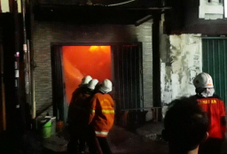 Gara-gara Lilin, Gudang Degan Ijo Terbakar